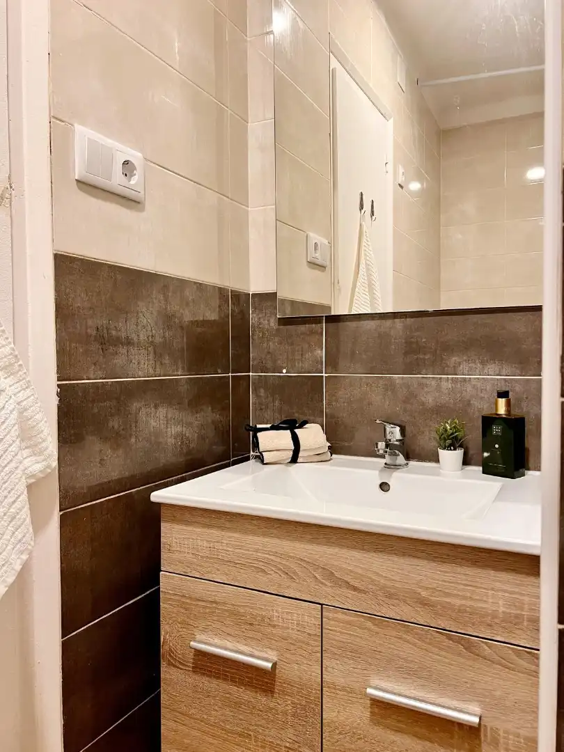 Baño de Piso para compartir en Manresa con Amueblado, Horno y Lavadora