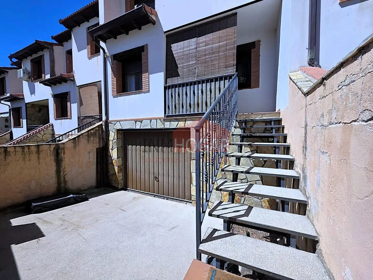 Vista exterior de Casa adosada en venda en Navalmoral amb Aire condicionat, Calefacció i Moblat