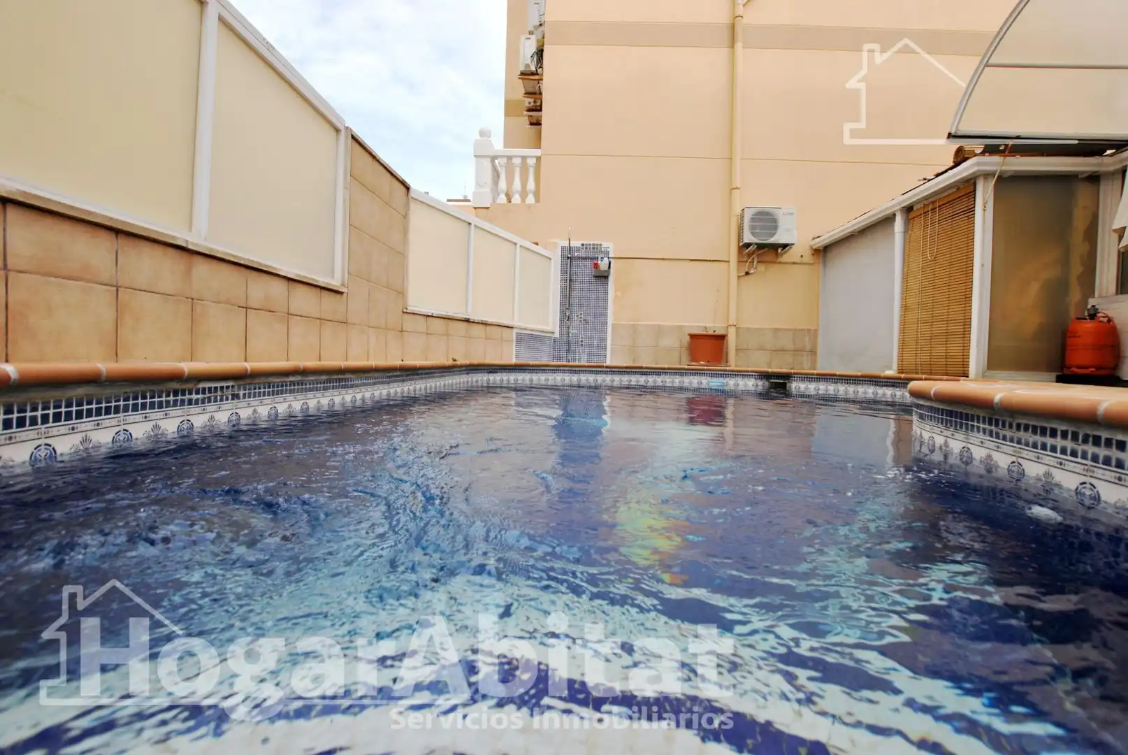 Schwimmbecken von Einfamilien-Reihenhaus zum Verkauf in Oliva mit Klimaanlage, Privatgarten und Terrasse