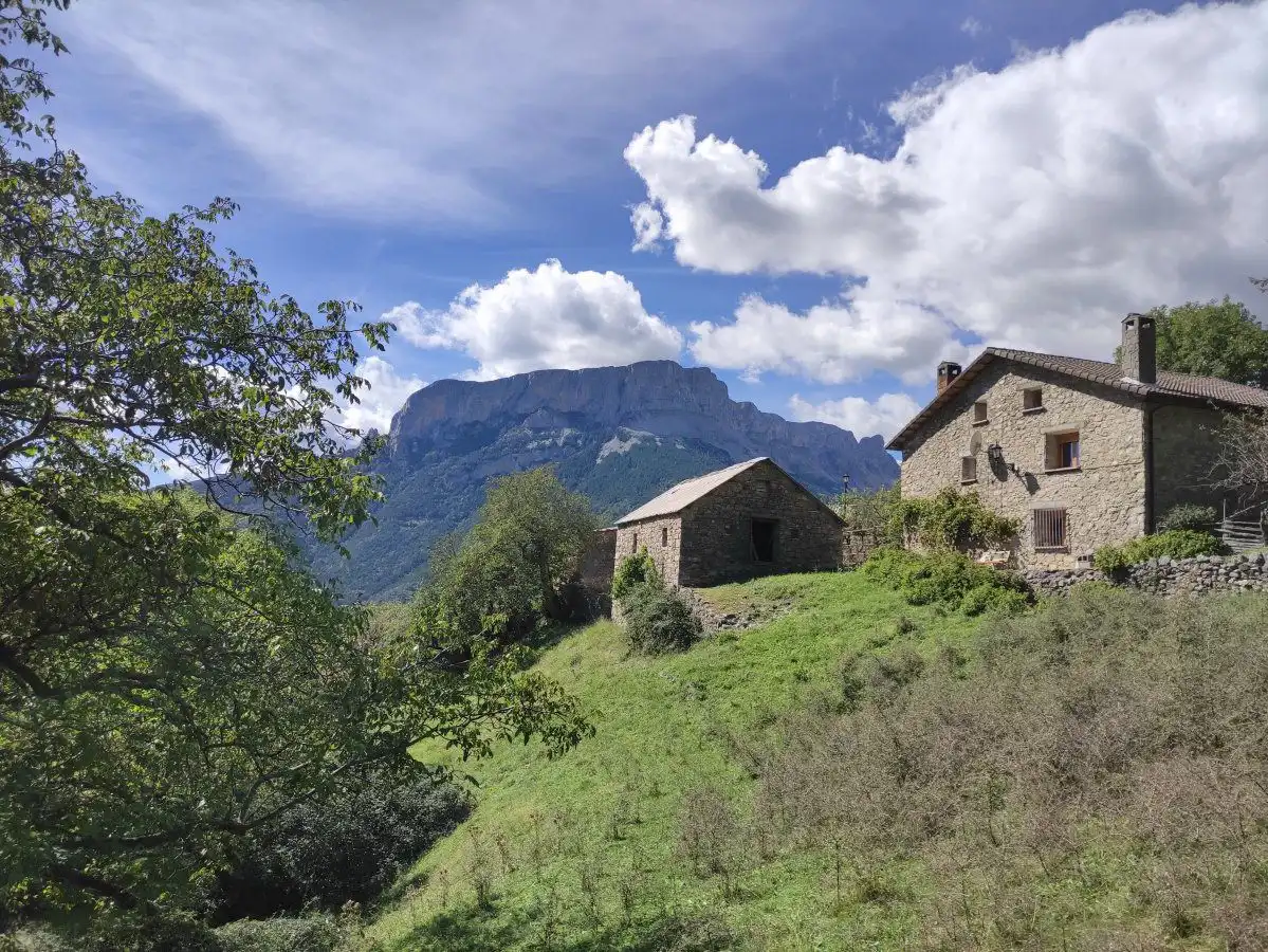 Außenansicht von Country house zum Verkauf in Tella-Sin