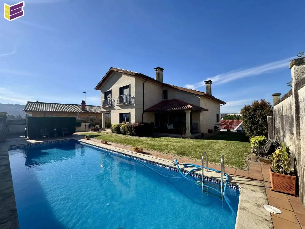 Vista exterior de Casa o xalet en venda en O Porriño   amb Calefacció, Jardí privat i Parquet