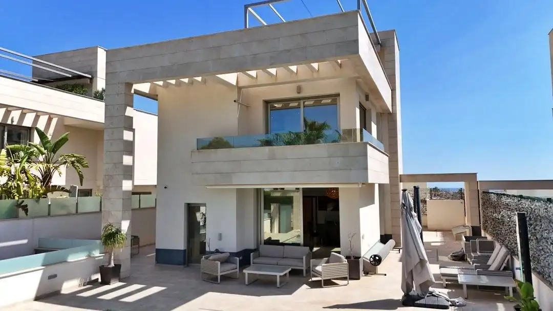 Vista exterior de Casa o xalet en venda en Orihuela amb Aire condicionat, Calefacció i Jardí privat