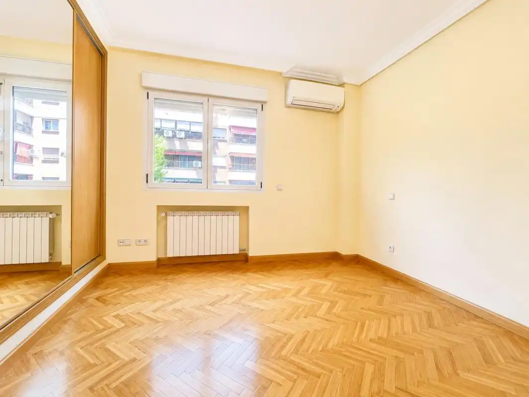Bedroom of Flat for rent in Madrid  with Air Conditioner, Heating and Swimming Pool