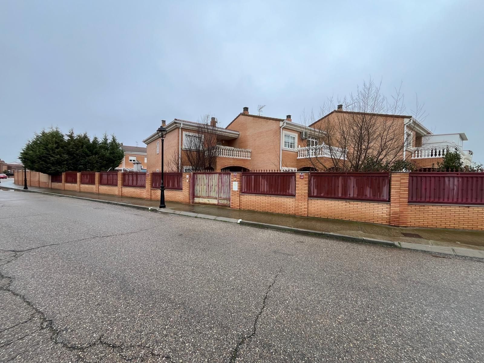 Exterior view of Single-family semi-detached for sale in Villanueva de la Torre  with Private garden, Terrace and Swimming Pool