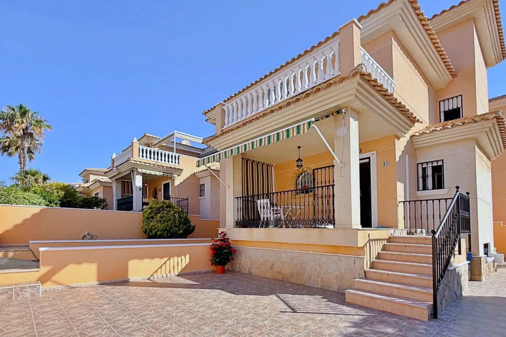 Vista exterior de Casa o xalet en venda en Orihuela amb Calefacció, Jardí privat i Terrassa