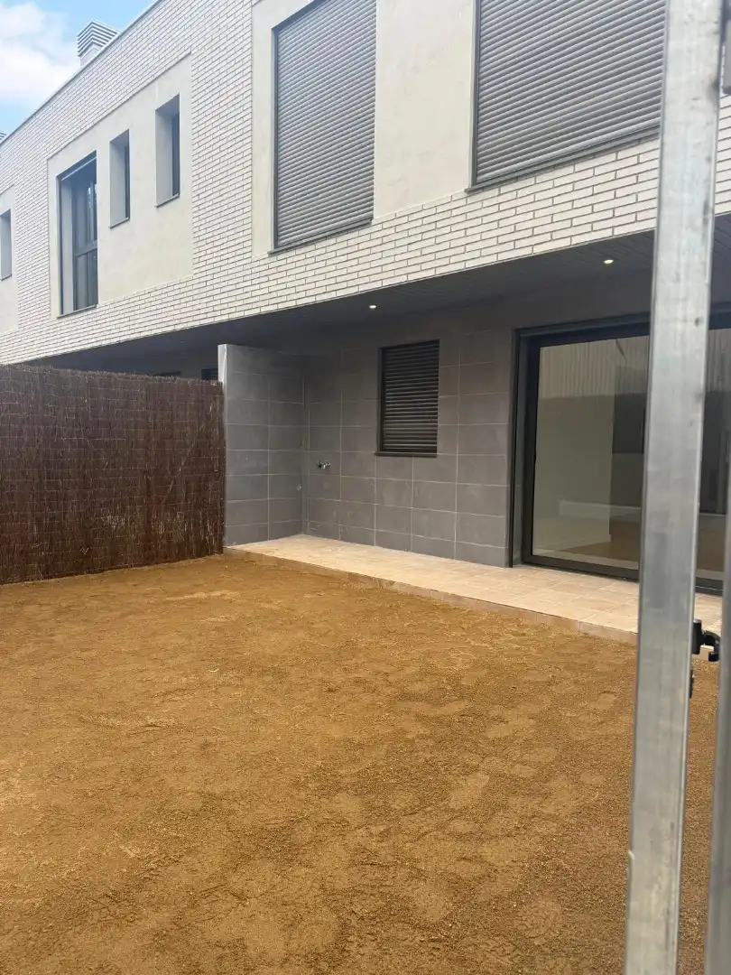 Vista exterior de Casa adosada en venda en Llinars del Vallès amb Aire condicionat, Calefacció i Parquet