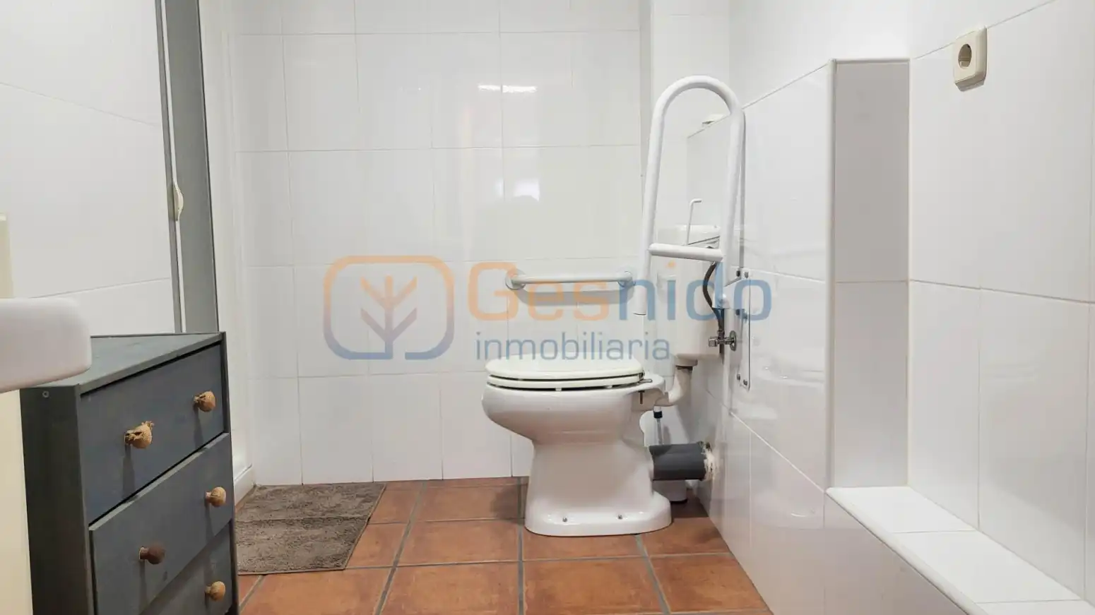 Baño de Local de alquiler en Segovia con Aire acondicionado