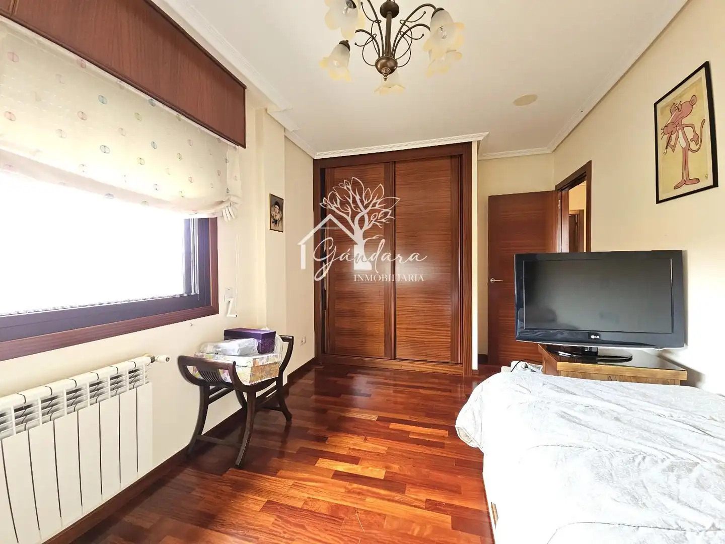Dormitori de Casa o xalet en venda en Ferrol amb Calefacció, Jardí privat i Parquet