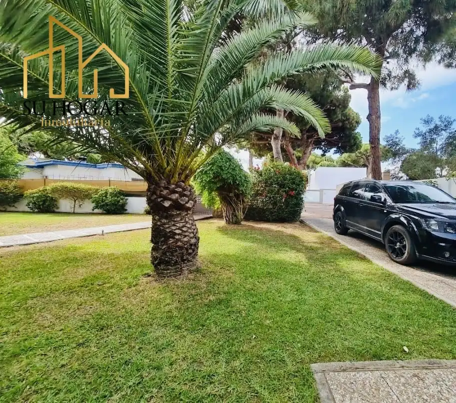 Vista exterior de Casa o xalet en venda en Rota amb Aire condicionat, Terrassa i Traster
