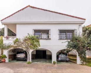 Vista exterior de Casa o xalet en venda en Dos Hermanas amb Terrassa i Piscina