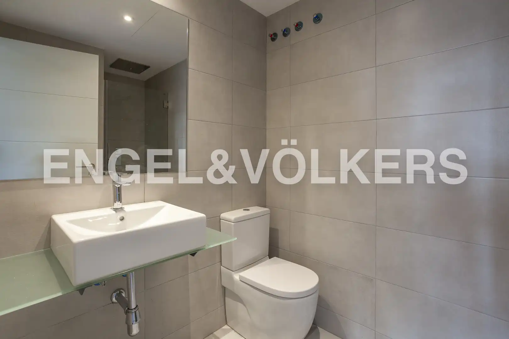 Bathroom of Flat for rent in Madrid  with Air Conditioner, Heating and Swimming Pool