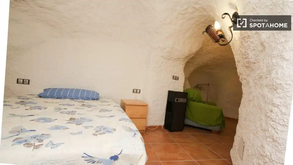 Flat for share in Granada  with Air Conditioner, Heating and Furnished