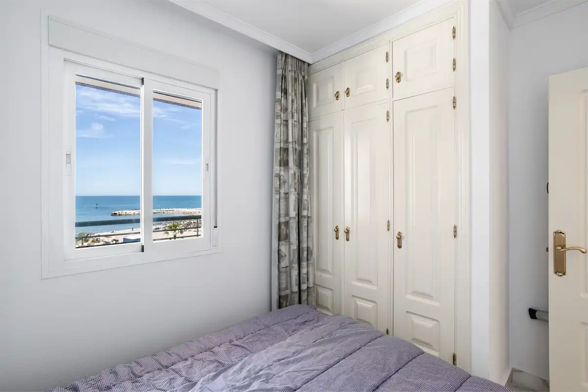 Schlafzimmer von Wohnungen zum Verkauf in Fuengirola mit Klimaanlage, Heizung und Terrasse