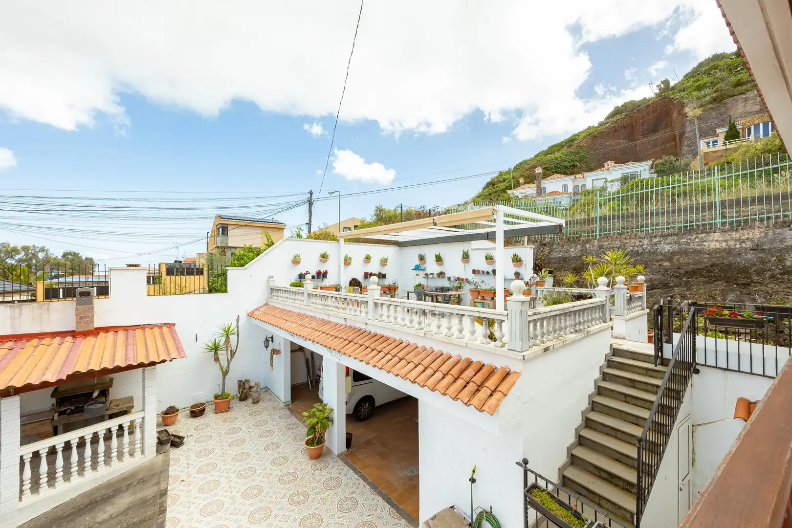Vista exterior de Casa o xalet en venda en Las Palmas de Gran Canaria amb Aire condicionat, Jardí privat i Terrassa