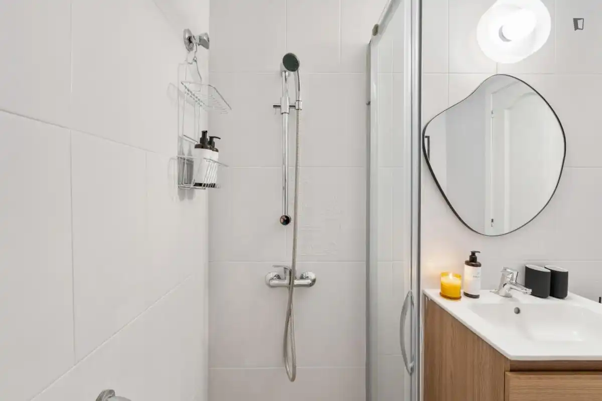 Baño de Apartamento para compartir en Barcelona con Aire acondicionado, Calefacción y Amueblado
