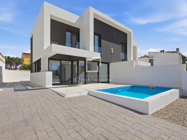Detached house with balcony for sale in Requesens