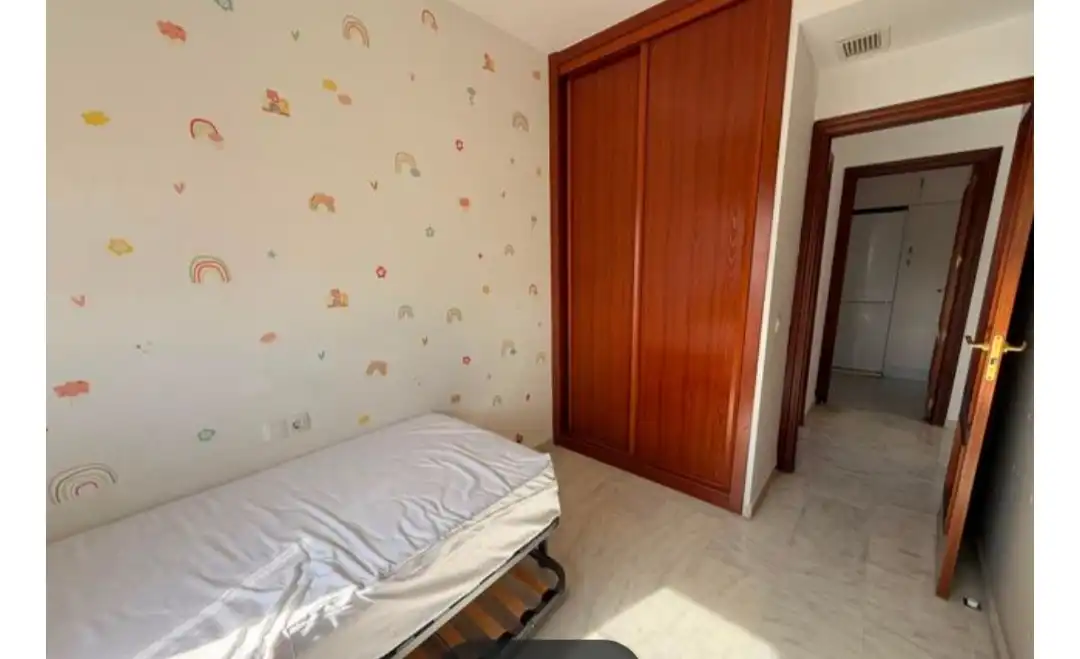 Schlafzimmer von Wohnung zum Verkauf in Sevilla mit Klimaanlage, Privatgarten und Möbliert