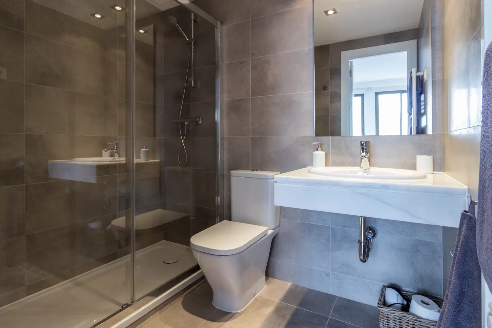 Bathroom of Flat for rent in Madrid  with Air Conditioner, Heating and Furnished