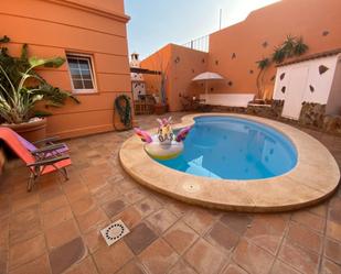 Vista exterior de Casa o xalet de lloguer en Candelaria amb Terrassa i Piscina