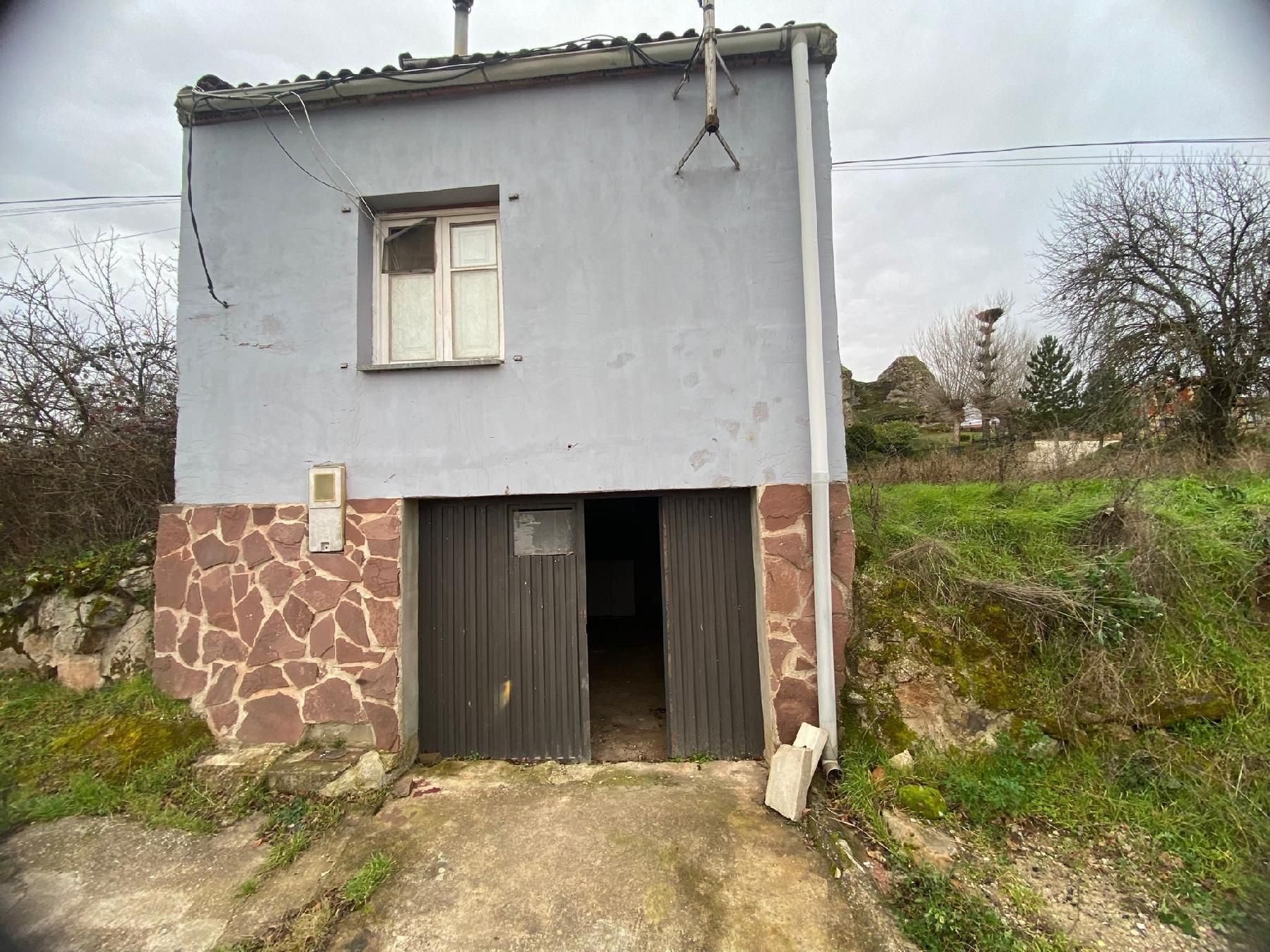 Exterior view of House or chalet for sale in Hacinas