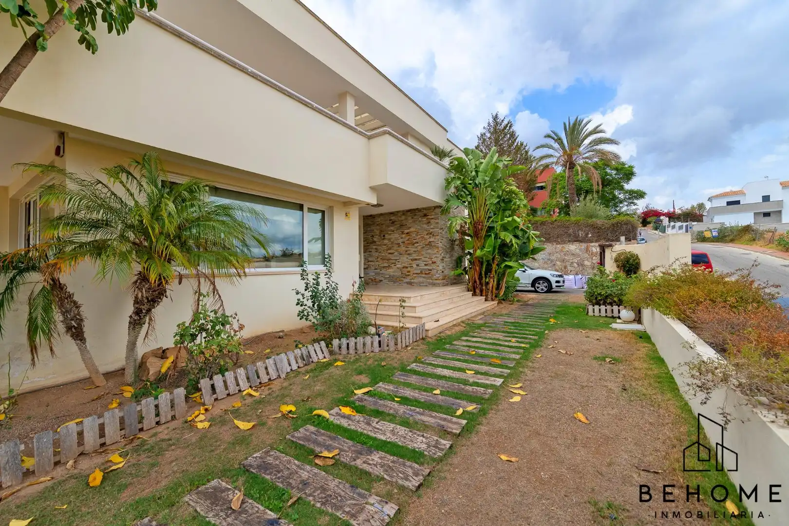 Vista exterior de Casa o xalet en venda en Alhaurín de la Torre amb Aire condicionat, Jardí privat i Terrassa