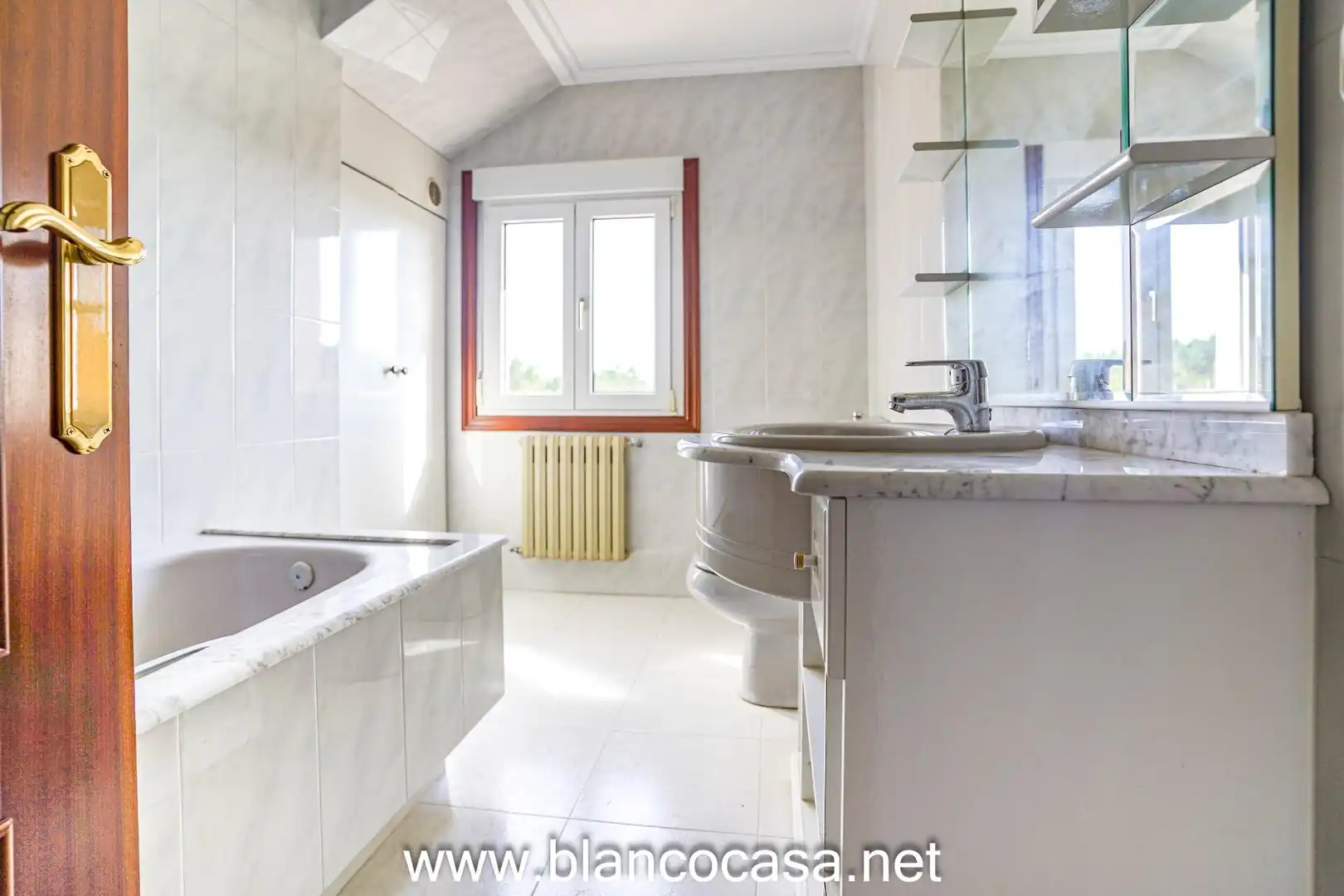 Baño de Casa o chalet en venta en Carballo con Calefacción, Jardín privado y Trastero