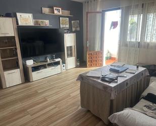 Living room of Flat for sale in  Granada Capital  with Air Conditioner and Balcony