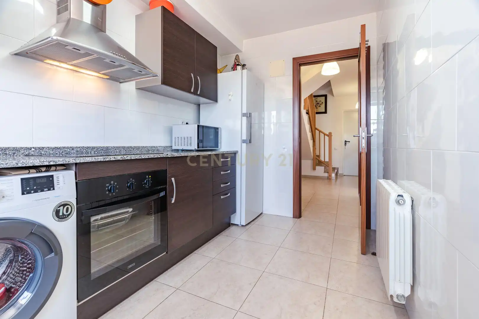 Küche von Einfamilien-Reihenhaus zum Verkauf in Vila-rodona mit Privatgarten und Ofen