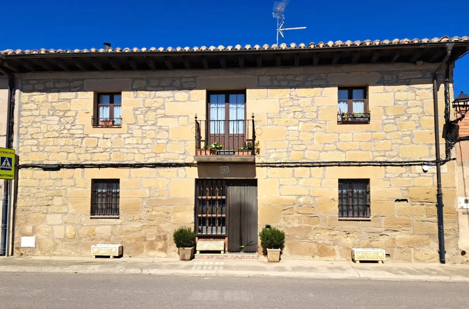 Vista exterior de Casa adosada en venda en Baños de Rioja amb Calefacció, Jardí privat i Terrassa
