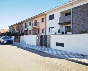 Außenansicht von Einfamilien-Reihenhaus zum verkauf in Ariza mit Privatgarten, Terrasse und Balkon