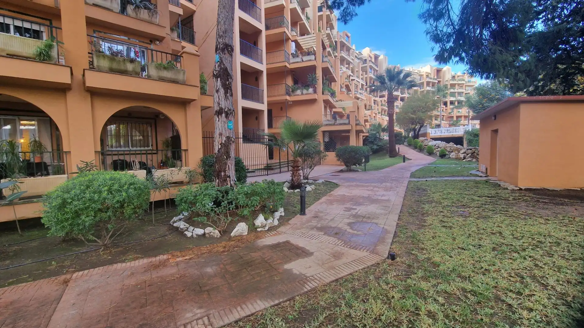 Vista exterior de Àtic en venda en Fuengirola amb Aire condicionat, Calefacció i Jardí privat