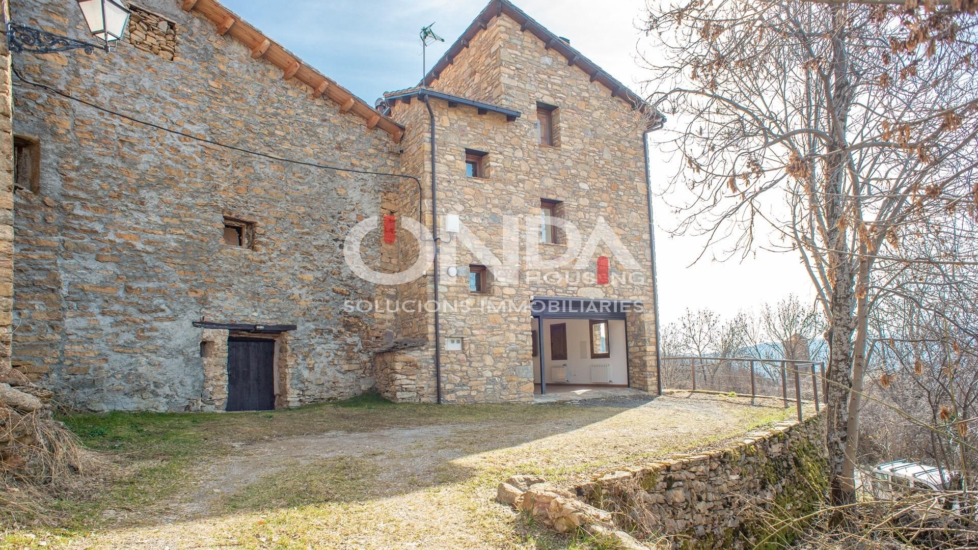 Vista exterior de Casa o xalet en venda en El Pont de Suert amb Jardí privat i Moblat
