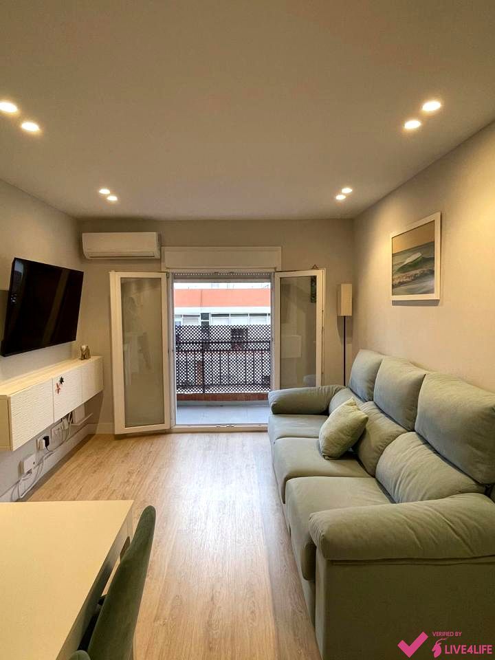 Sala d'estar de Pis de lloguer en  Sevilla Capital amb Aire condicionat, Terrassa i Moblat