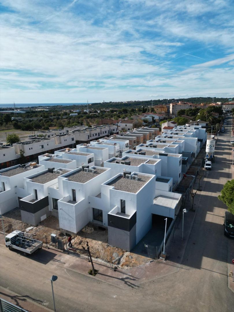 Exterior view of Single-family semi-detached for sale in Roda de Berà  with Air Conditioner, Heating and Private garden