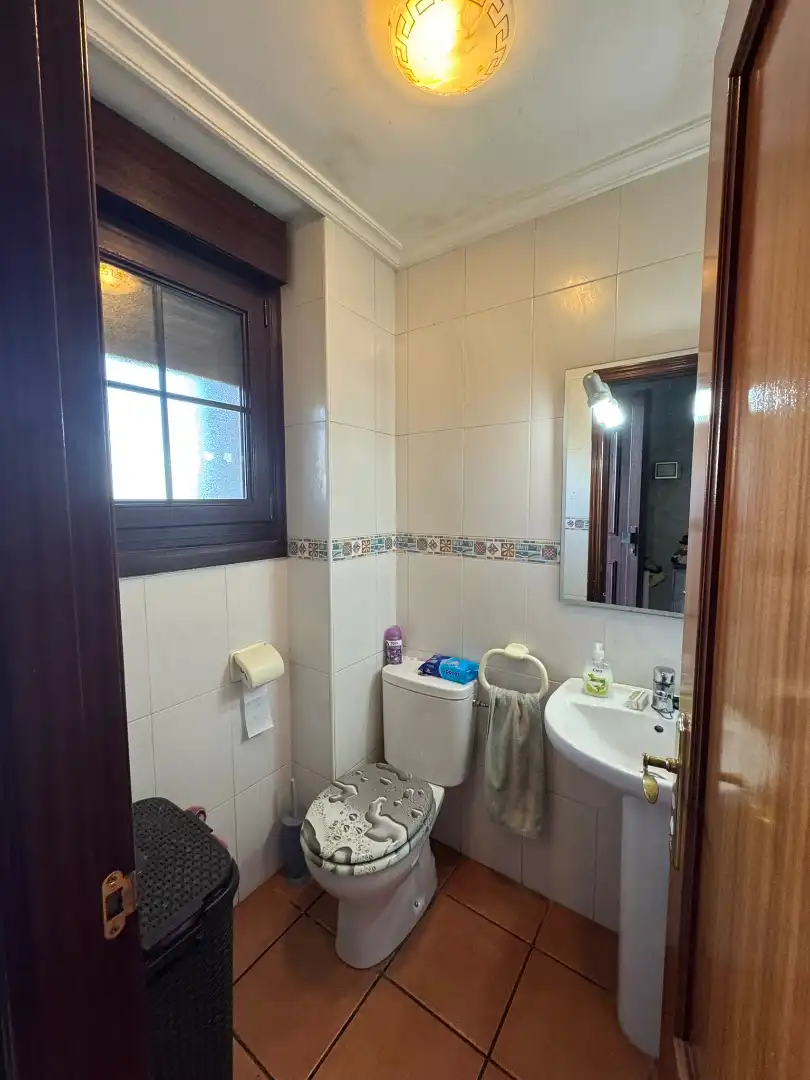 Badezimmer von Einfamilien-Reihenhaus zum Verkauf in Polanco mit Heizung, Privatgarten und Terrasse