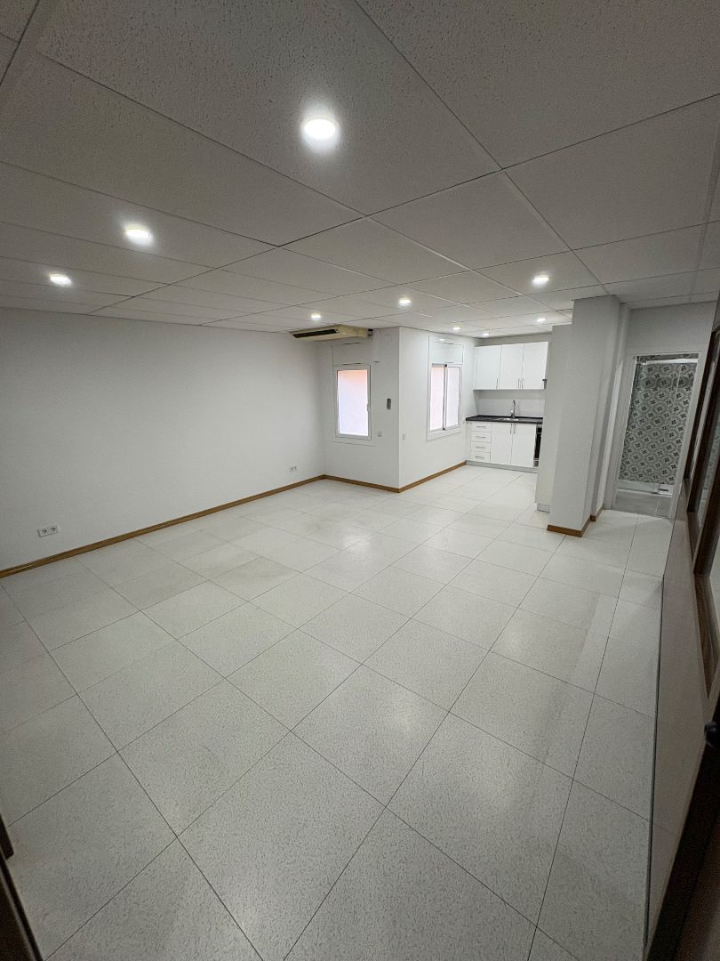 Flat to rent in Sabadell  with Air Conditioner, Oven and Alarm