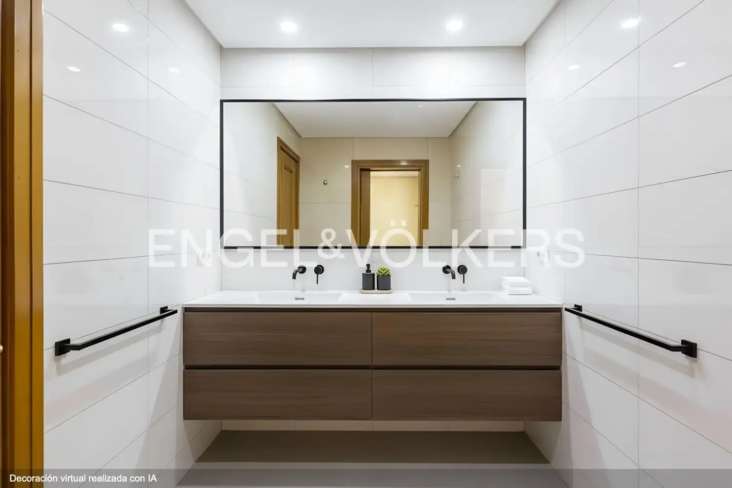 Baño de Casa adosada en venta en Madrid con Aire acondicionado, Calefacción y Jardín privado