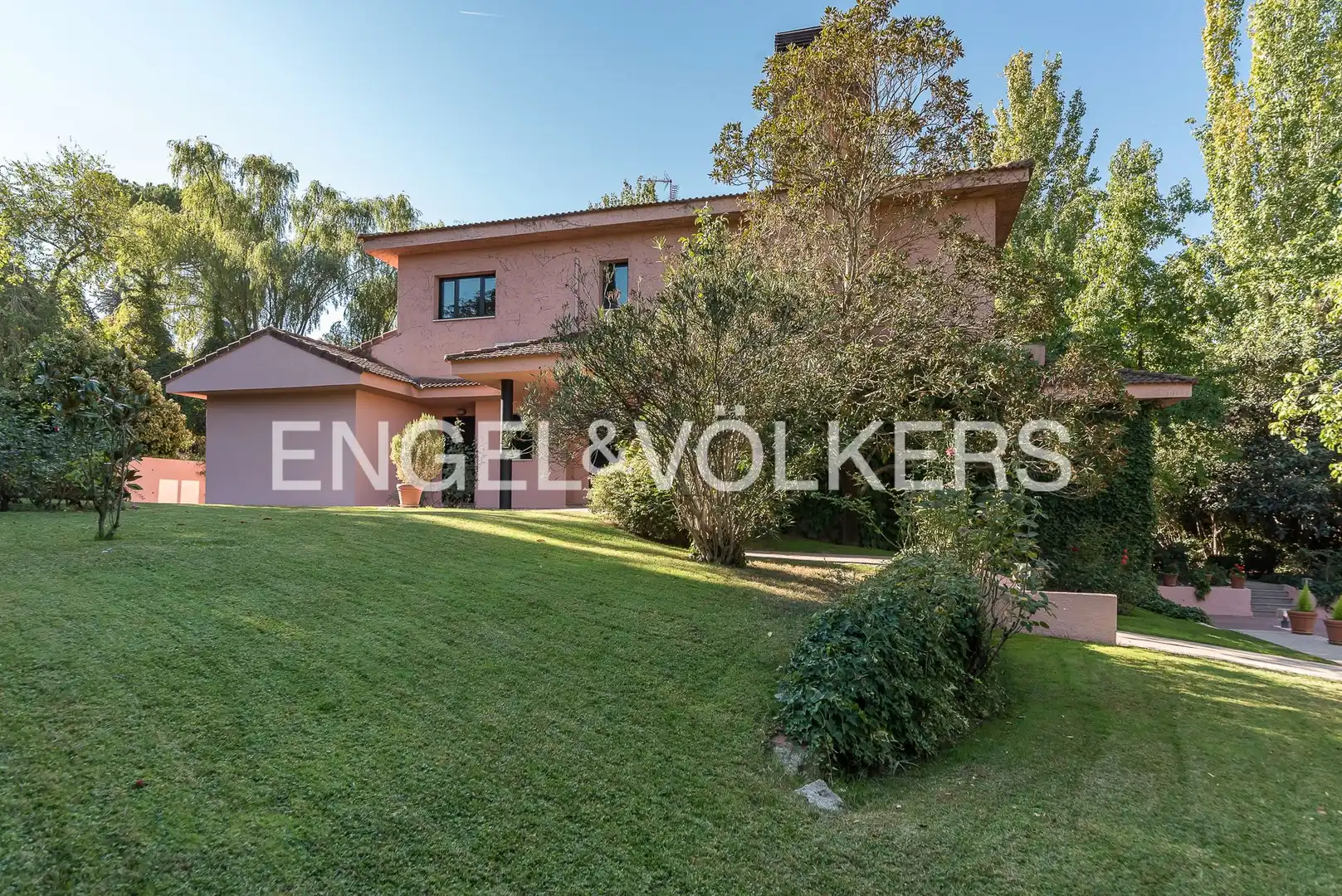 Vista exterior de Casa o xalet en venda en Pozuelo de Alarcón amb Aire condicionat, Calefacció i Jardí privat