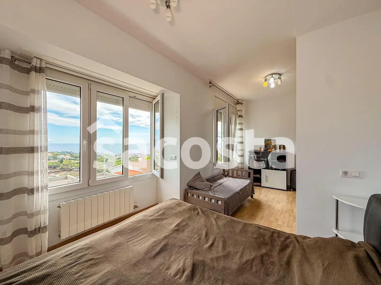 Schlafzimmer von Haus oder Chalet zum Verkauf in Lloret de Mar mit Klimaanlage, Heizung und Privatgarten