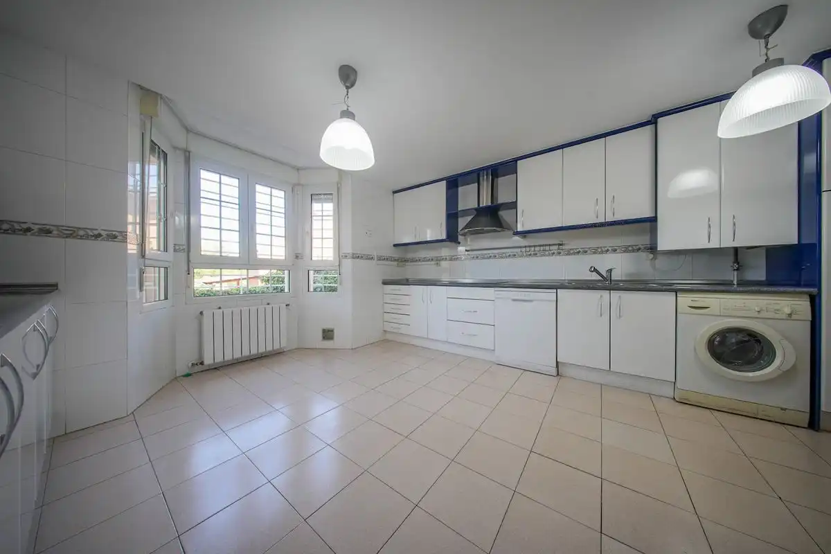 Cocina de Casa adosada en venta en Pozuelo de Alarcón con Aire acondicionado, Calefacción y Jardín privado