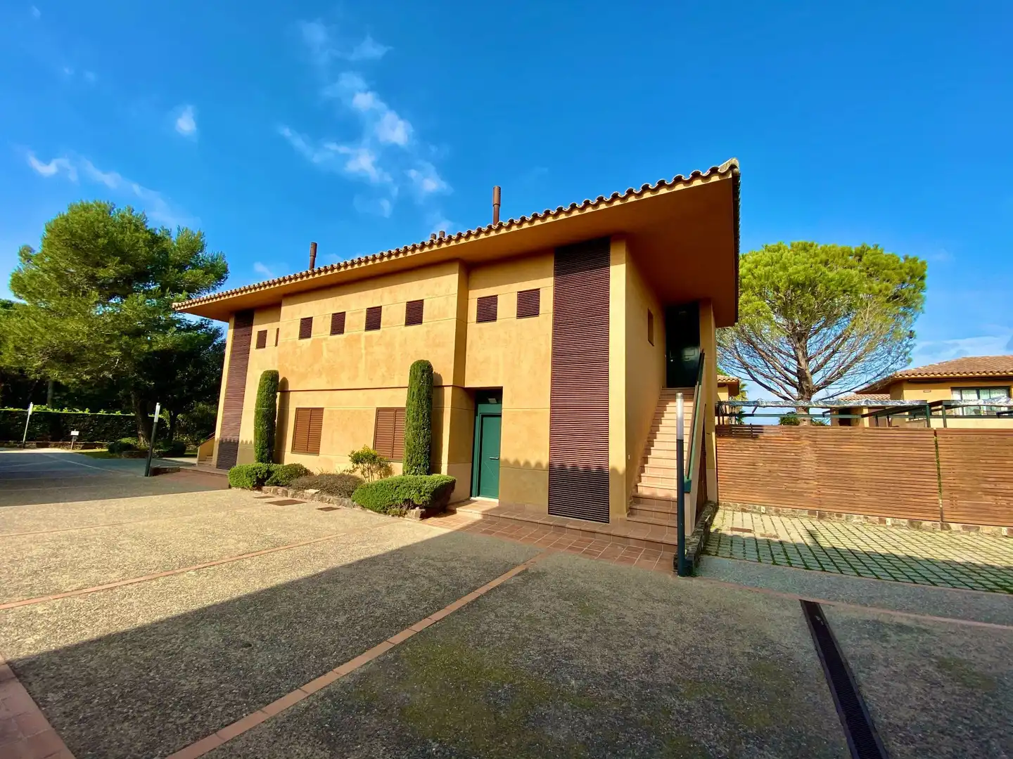 Vista exterior de Apartamento en venta en Navata con Aire acondicionado, Calefacción y Domótica