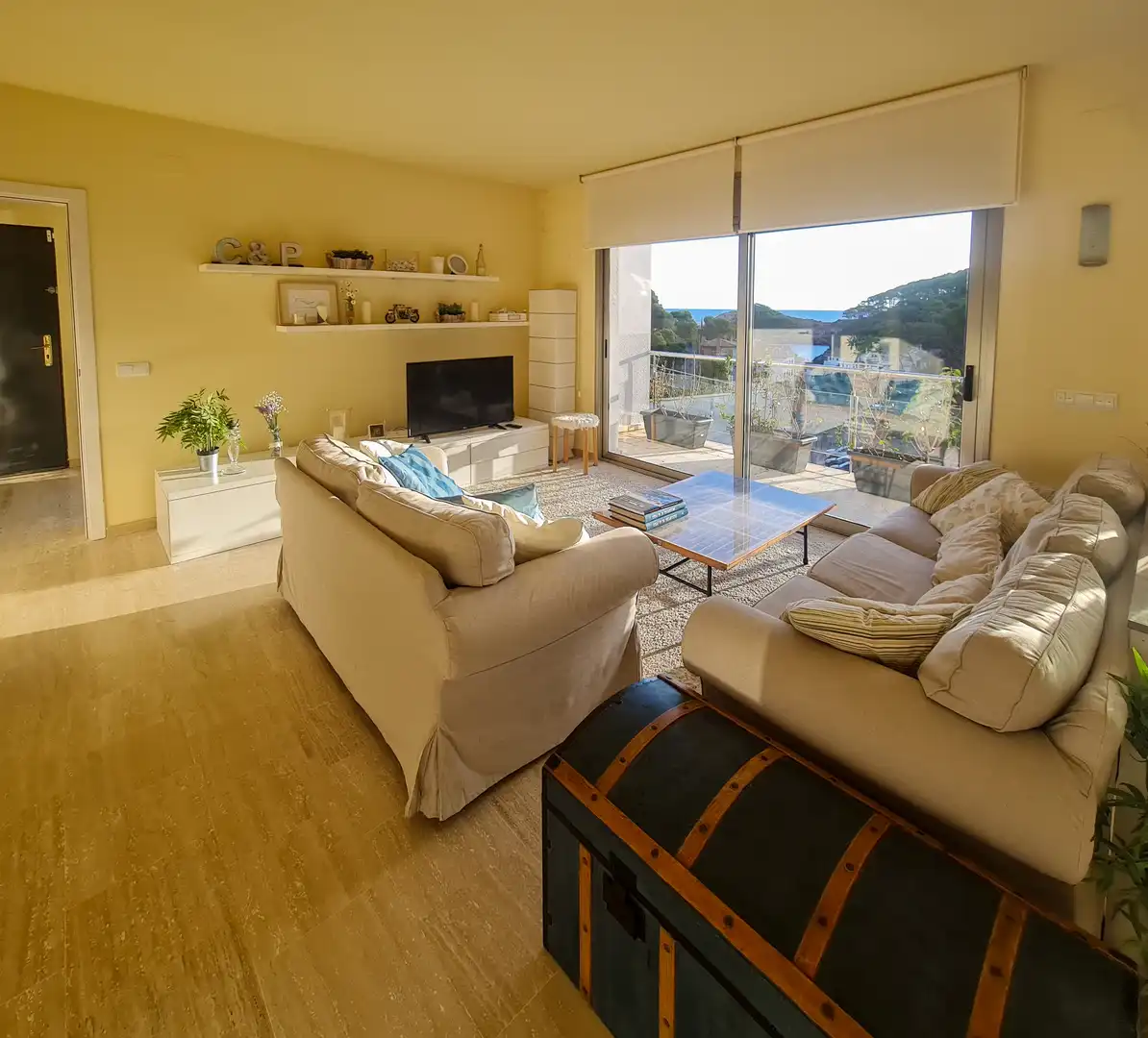 Sala de estar de Casa adosada en venta en Begur con Aire acondicionado, Calefacción y Jardín privado