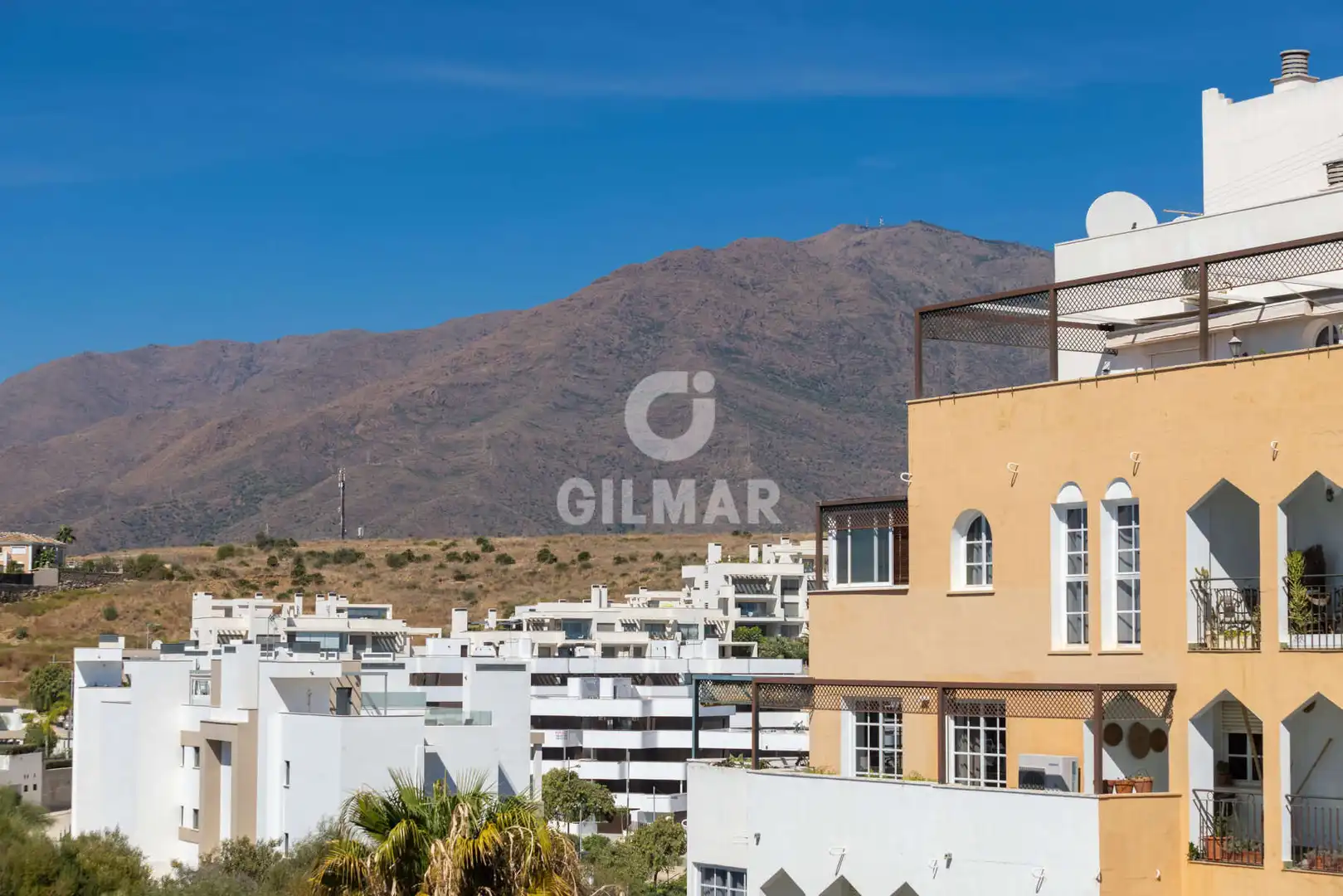 Vista exterior de Pis en venda en Estepona amb Calefacció, Piscina i Balcó