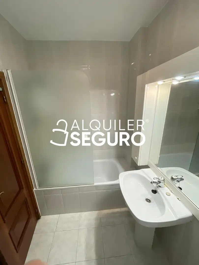 Bany de Pis de lloguer en Madrid amb Calefacció, Terrassa i Moblat