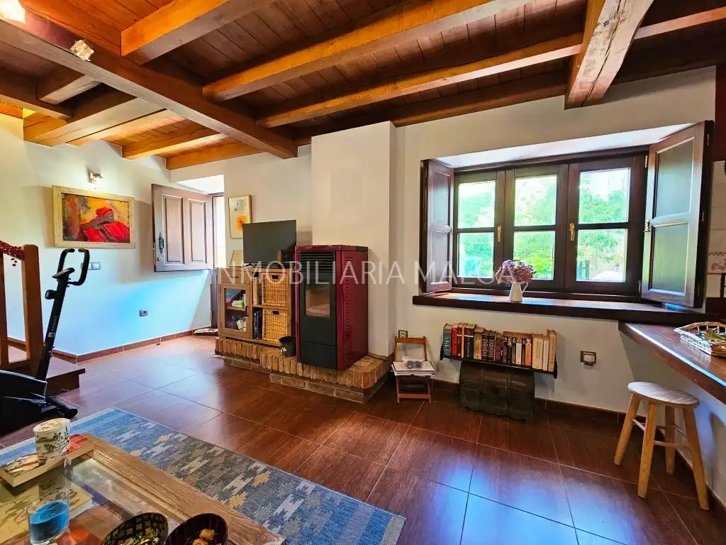Sala d'estar de Casa o xalet en venda en Villaviciosa amb Calefacció, Jardí privat i Parquet