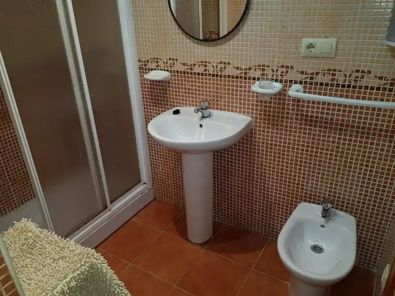 Badezimmer von Wohnung zum Verkauf in Jerte mit Klimaanlage, Heizung und Privatgarten