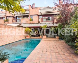 Exterior view of House or chalet for sale in  Madrid Capital  with Air Conditioner, Heating and Private garden