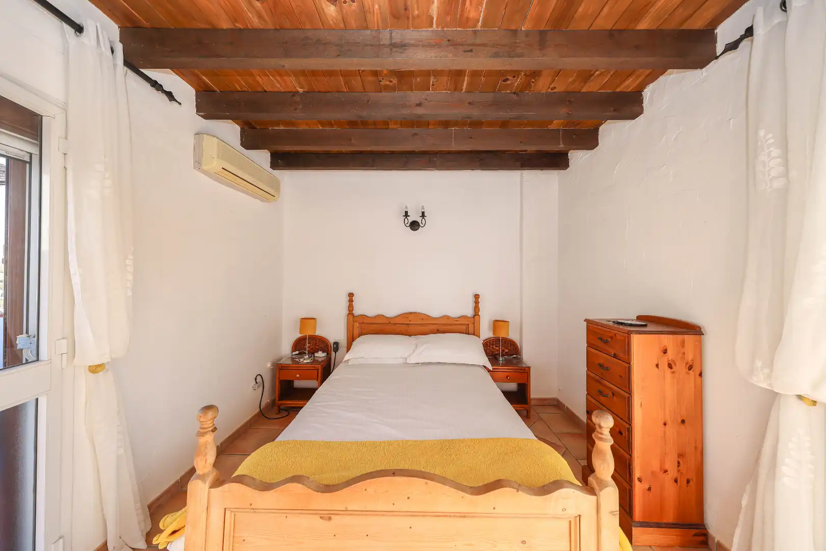 Habitación de Casa adosada en venta en Guaro con Aire acondicionado