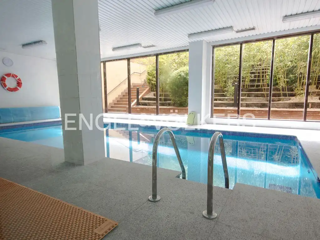 Piscina de Piso en venta en Madrid con Aire acondicionado, Calefacción y Jardín privado