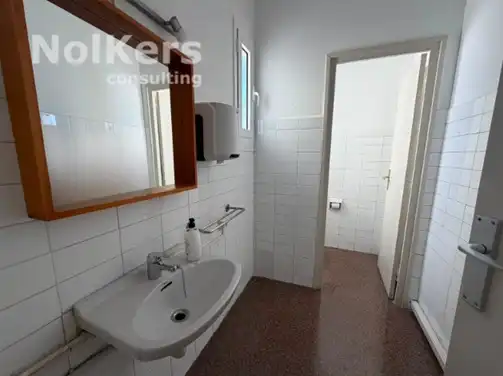 Badezimmer von Büro zur Miete in Barcelona mit Klimaanlage und Heizung